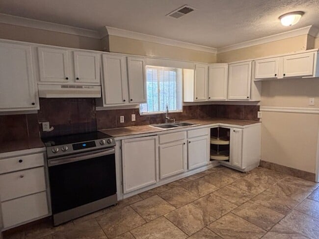 Building Photo - 1670 Kentwood Dr