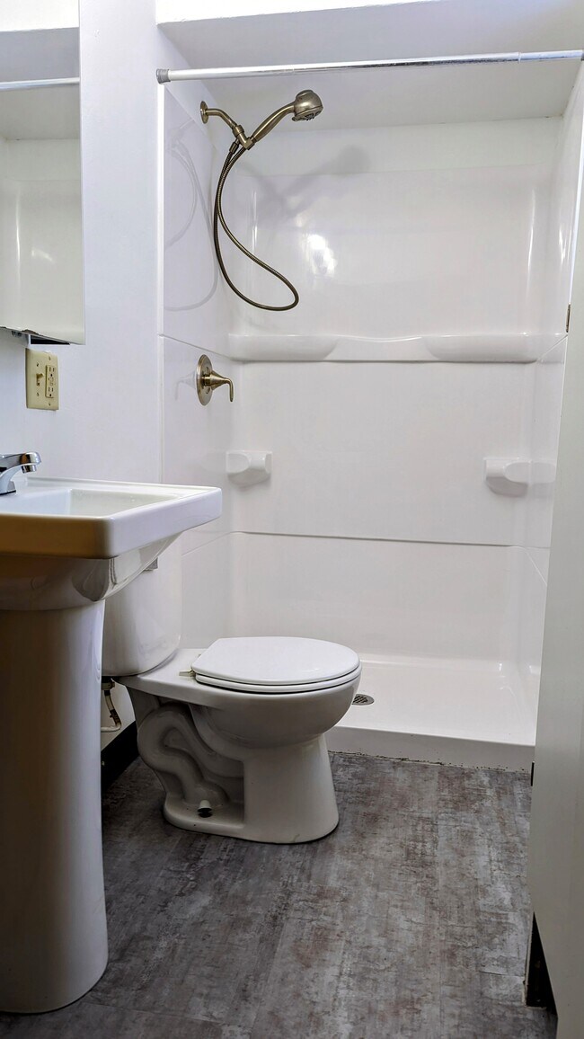 Bathroom - 1015 E Gorham St