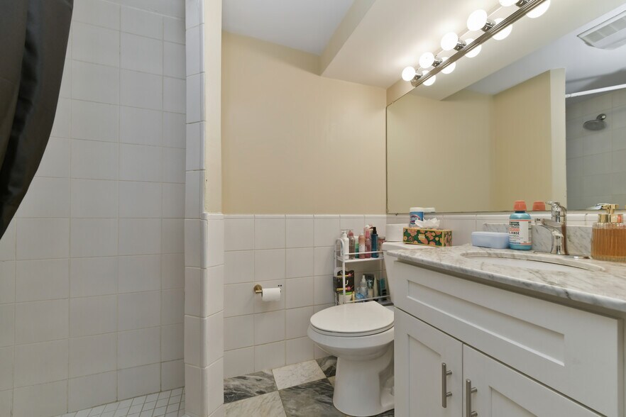 Building Photo - 335 W 4th St