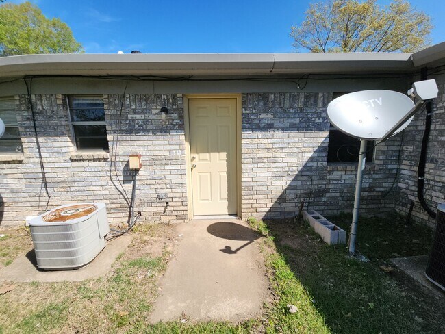 Building Photo - 702-708 E 11th ST