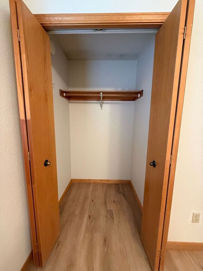 Building Photo - NE Bend Single Level 3 Bedroom / 2 Bathroom