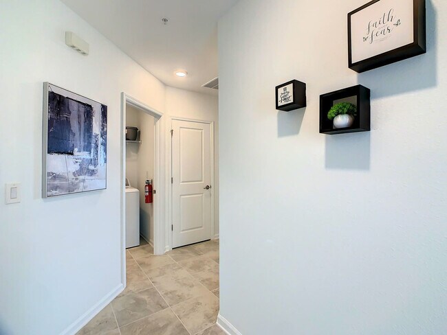 Building Photo - 955 Splash Shot Pl