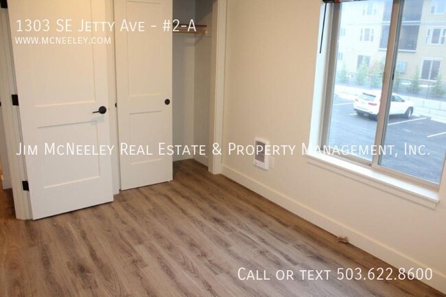 Building Photo - Second level 2 bed/ 1 bath with 1 Assigned...