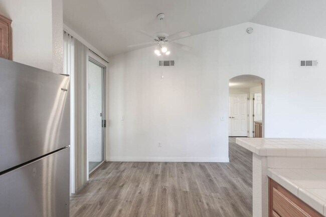Building Photo - 2 Bedroom 2nd Floor West Vegas Condo