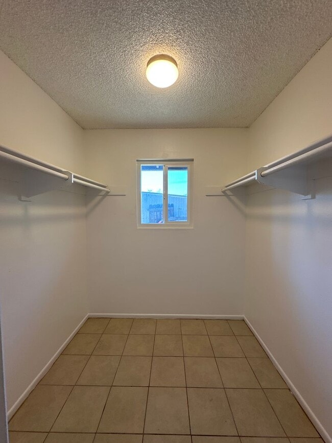 Building Photo - 3bd/2ba Duplex! - Hemet, CA