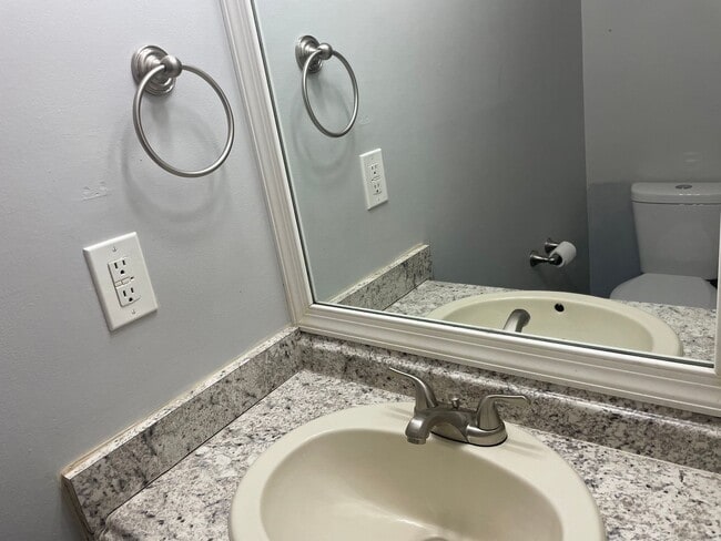 Building Photo - Forest Townhome