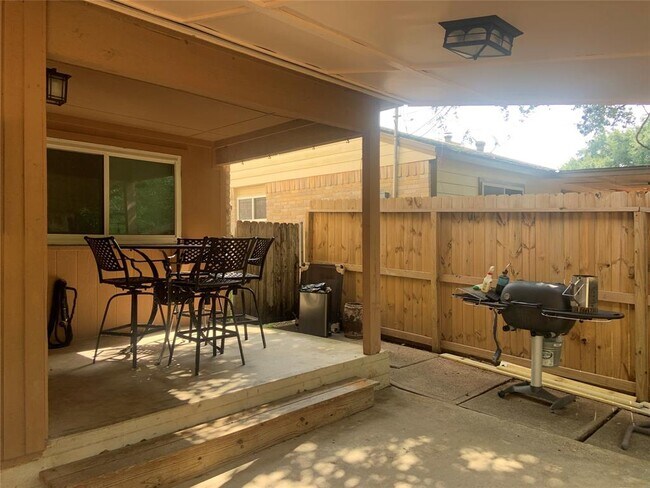 Building Photo - 16618 Oxnard Ln