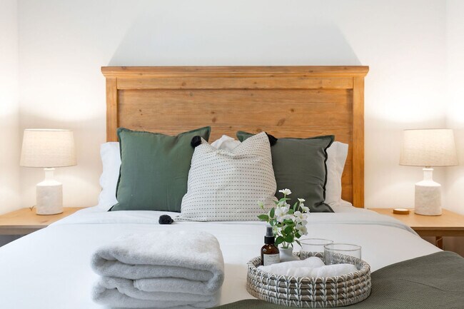 Building Photo - 628 10th Ave E