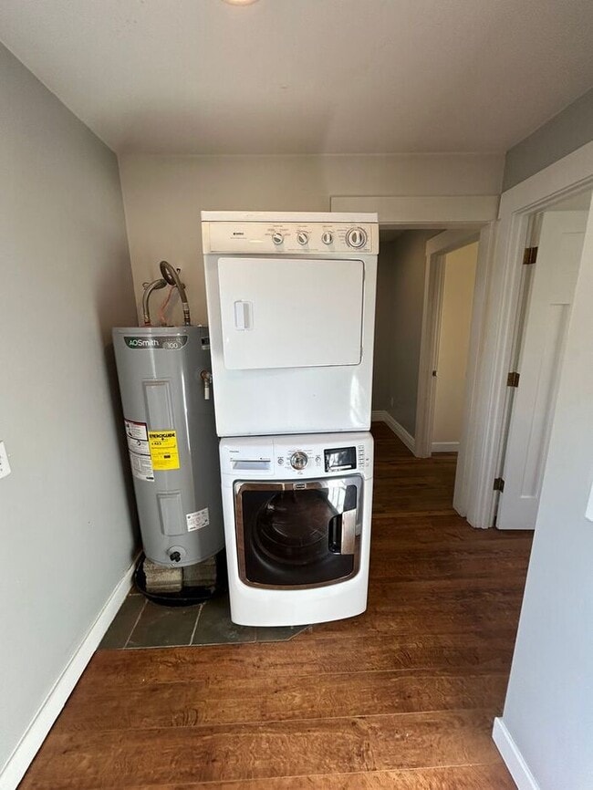 Building Photo - 3 Bed 1 Bath SFR Pet Friendly Home Downtow...