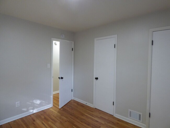 Building Photo - 1 Bedroom Duplex near Sunset Golf Course