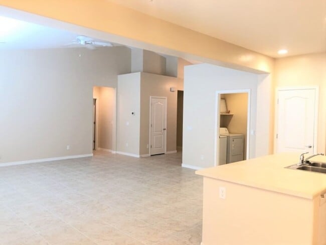 Building Photo - Beautiful 4 Bedroom / 2 Bath, in North Pho...