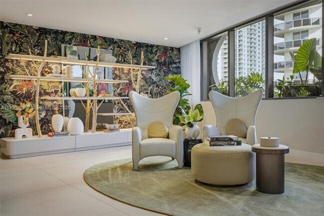 Building Photo - 700 NE 24th St