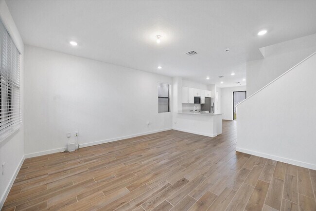 Building Photo - 713 SE 15th Ave