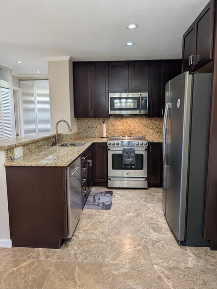 Building Photo - 1855 Diamond St