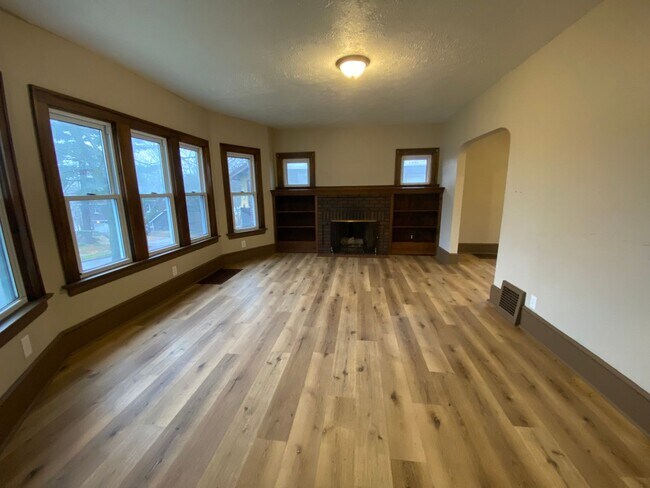 Building Photo - Pet-Friendly 3BR Home • Updated Kitchen • Fenced Yard • Garage