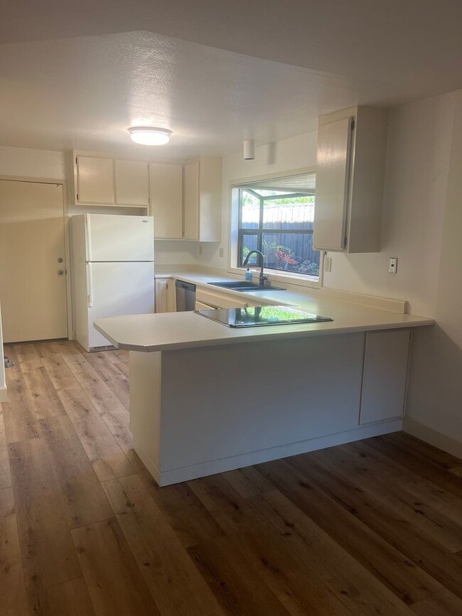 Building Photo - Beautiful 3 Bedroom 2 Bath in Great Neighb...