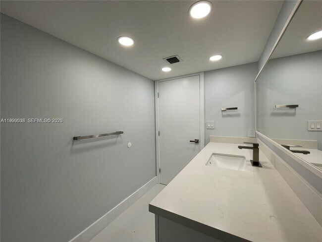 Building Photo - 4725 SW 62nd Ave