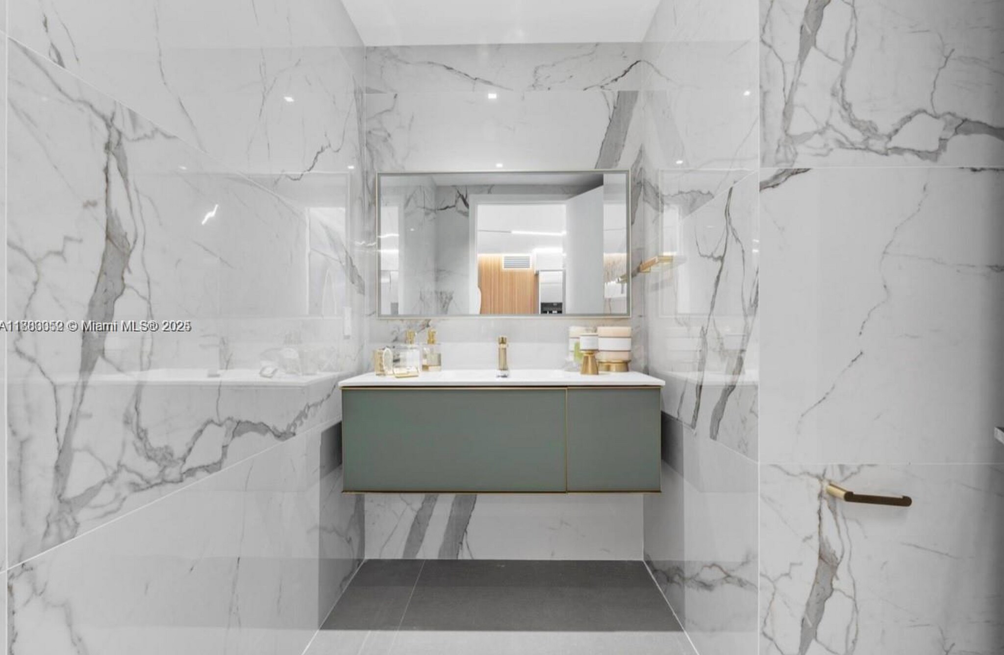 Building Photo - 5000 Island Estates Dr