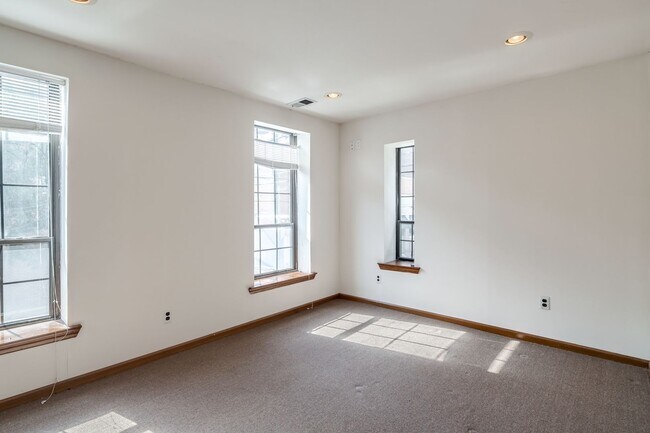 Building Photo - 617 S 18th St