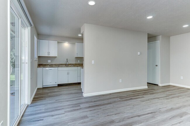 Building Photo - Beautifully Renovated 2 Bed, 1 Bath Townhouse – Available July 1st!
