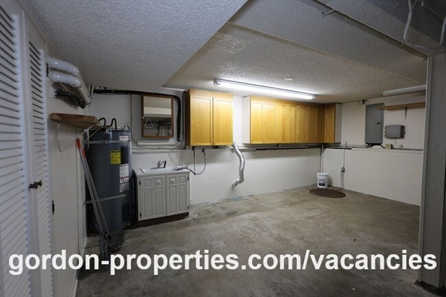 Building Photo - NE 22nd Ct - Gresham 4 bedroom split level home