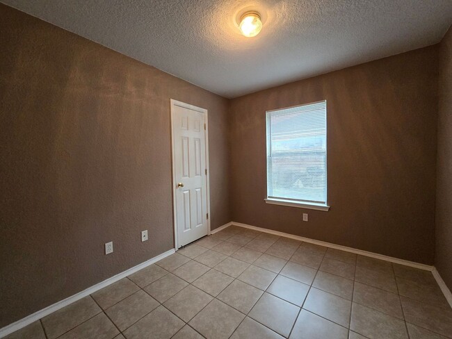 Building Photo - 2710 Alma Dr