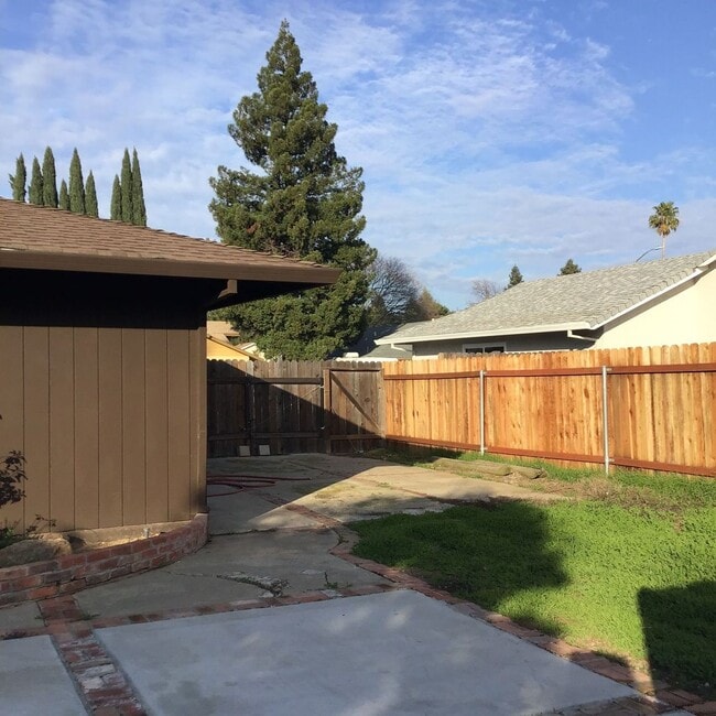 Building Photo - Coming Available 3 Bedroom