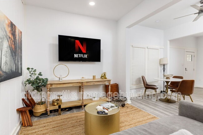 Building Photo - 110 E Craig Pl