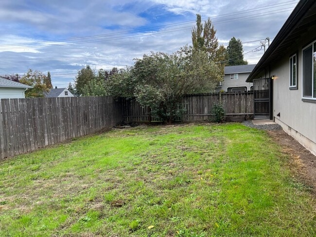 Building Photo - Solid 2 bedroom 1 bath duplex with garage!