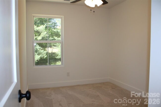 Building Photo - 562 W Park Ave