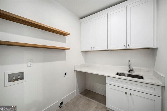 Building Photo - 2309 Dinsmore Rd