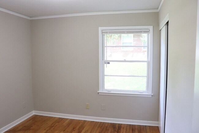 Building Photo - 3-Bedroom thats move-in ready and just wai...