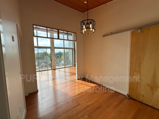 Building Photo - 2116 McClintock Rd