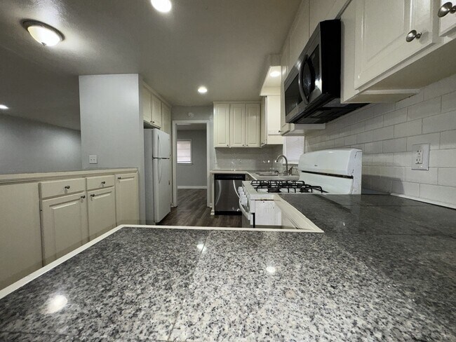 Building Photo - 304 Colonial Cir