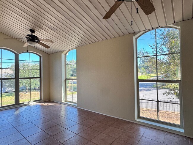 Building Photo - 627 W 2nd St