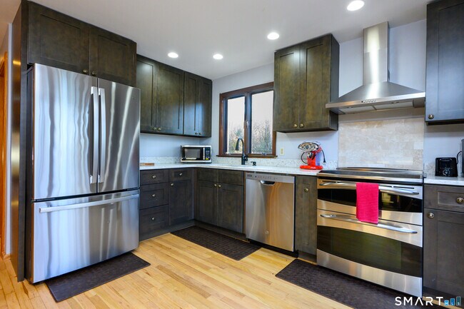 Building Photo - 7 Candleview Dr