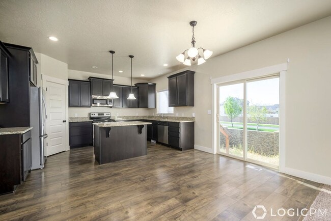 Building Photo - Stunning Single Family Home In Excellent L...