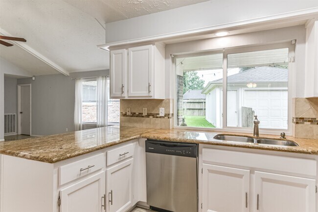 Building Photo - 21335 Park Mt Dr