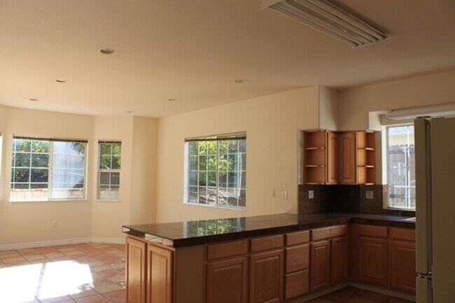 Building Photo - 4527 Hollister Ave