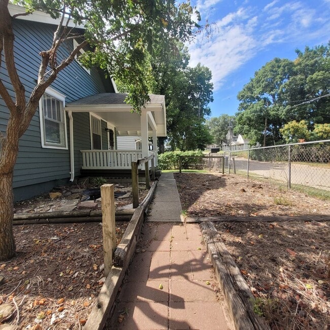 Building Photo - Large Updated House with Garage!