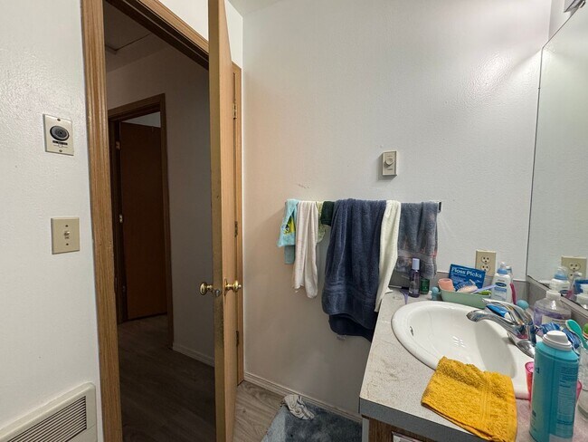 Building Photo - 4 Bedroom 2 Bathroom Duplex - Near WWU