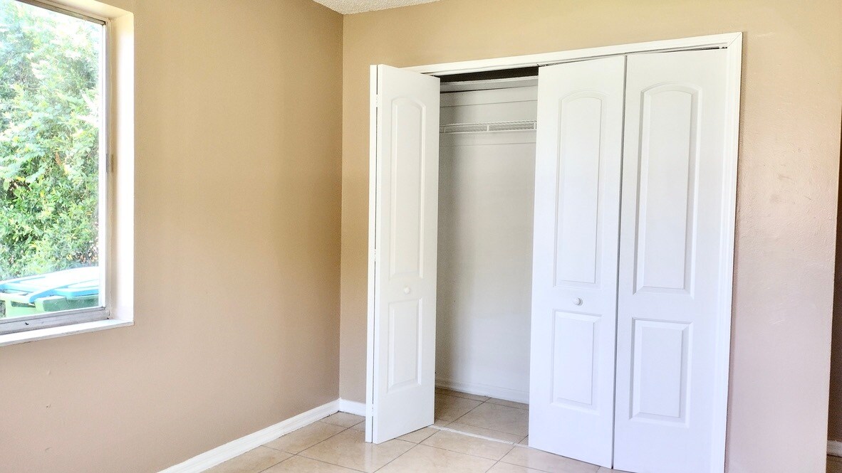 Building Photo - 1348 W Evans Cir