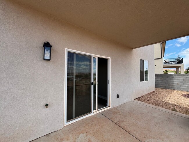 Building Photo - SPACIOUS HOME FOR RENT!