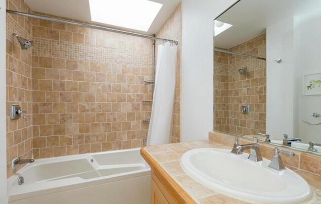 Building Photo - Rare Georgetown Townouse with private yard - 1 block from Rose Park / M St