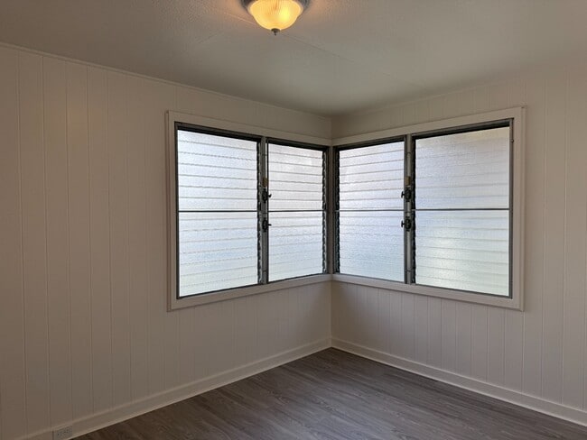 Building Photo - 2 Bed/1 Bath/ 1 Parking w/ Split A/C unit