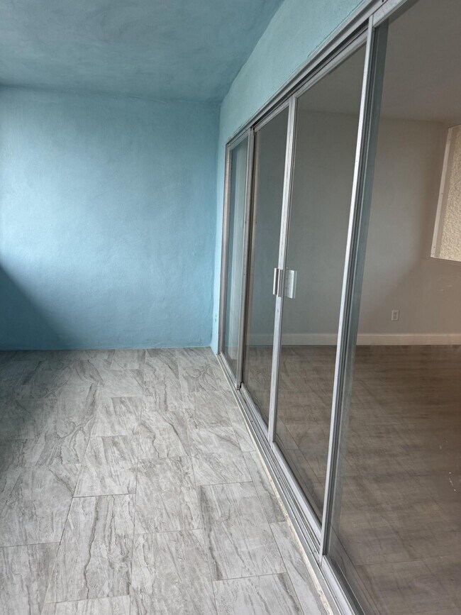 Building Photo - 1310 NE 14th Ct