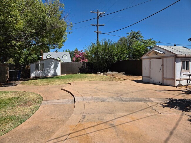 Building Photo - Large corner lot - Central Folsom 2 Bedroom, 1 Bath