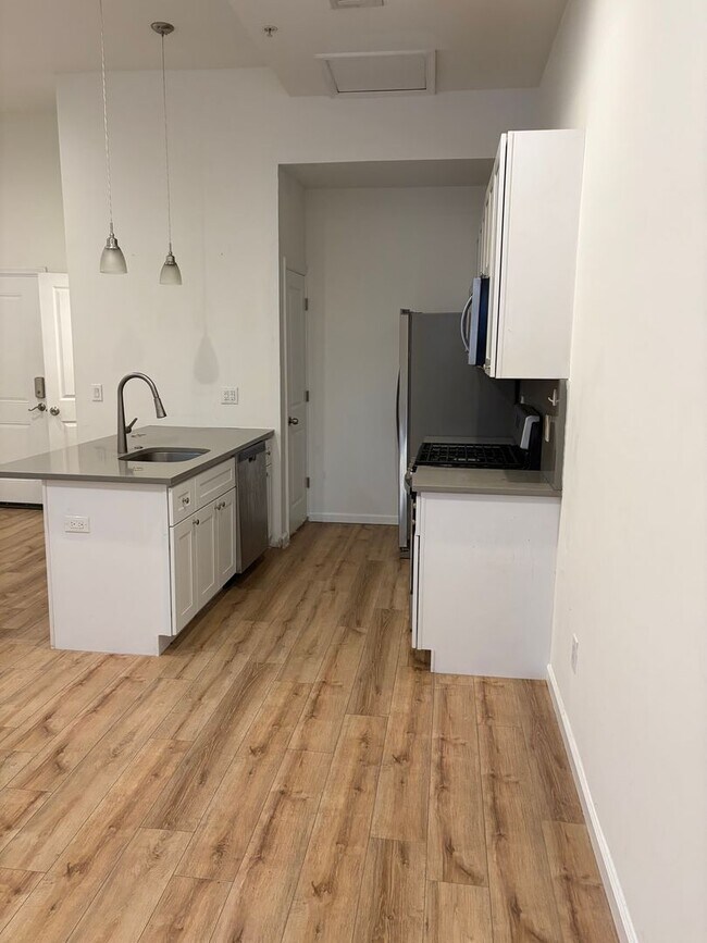 Building Photo - 737 S 4th St