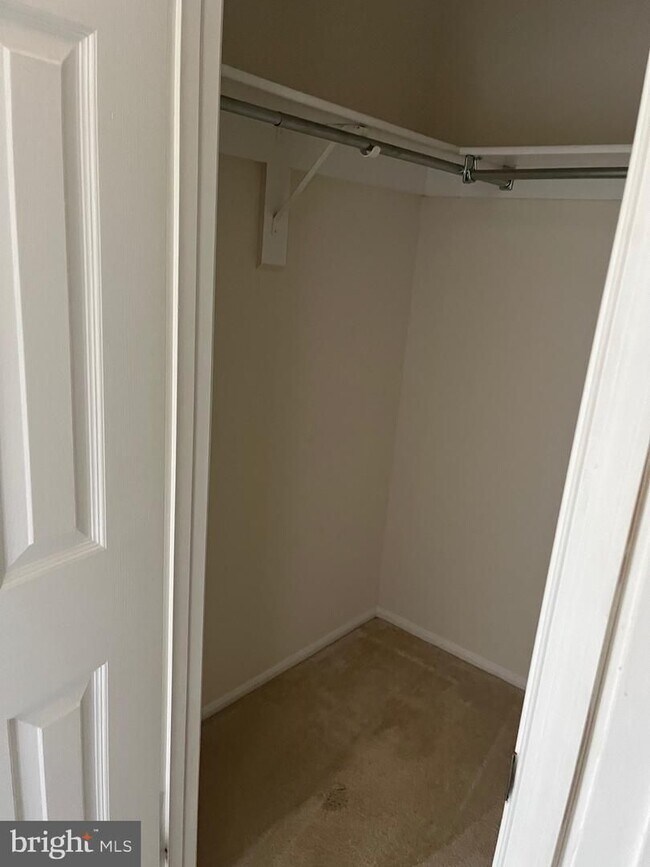 Building Photo - Top Floor, 2 BR Condo at Fox Chapel