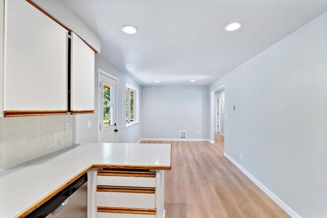 Building Photo - 3 Bed 2 Bath Fully Fenced Split Level Lake...